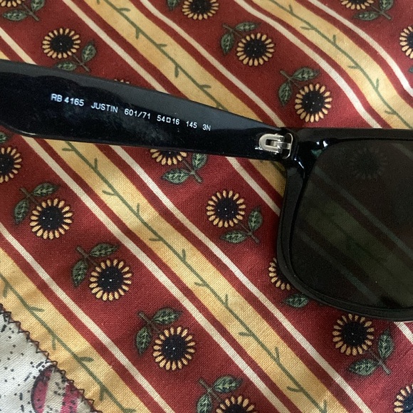 Black Ray-Ban Sunglasses - Picture 3 of 4